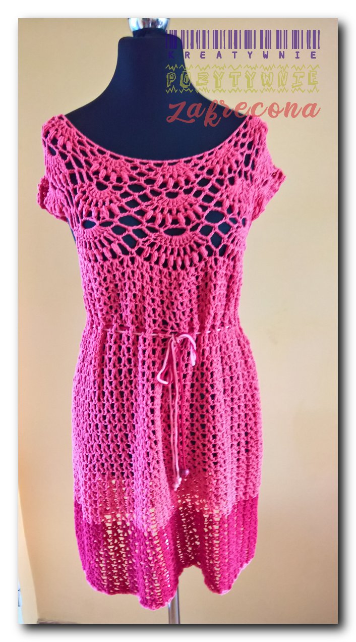 Koralowa sukienka z ozdobnym dekoltem