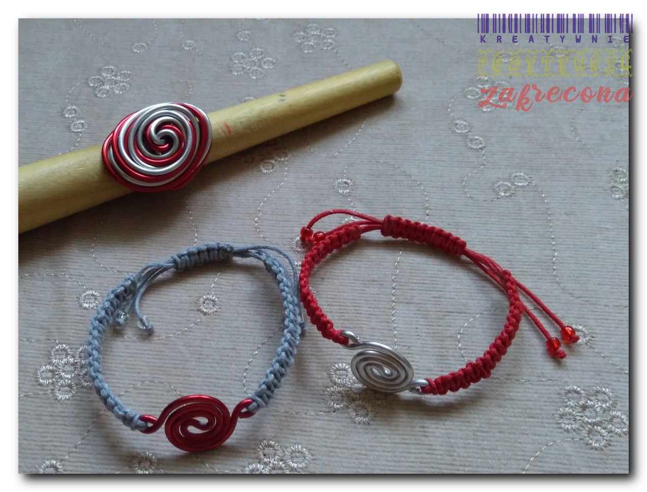 Srebrno-czerwone spirale