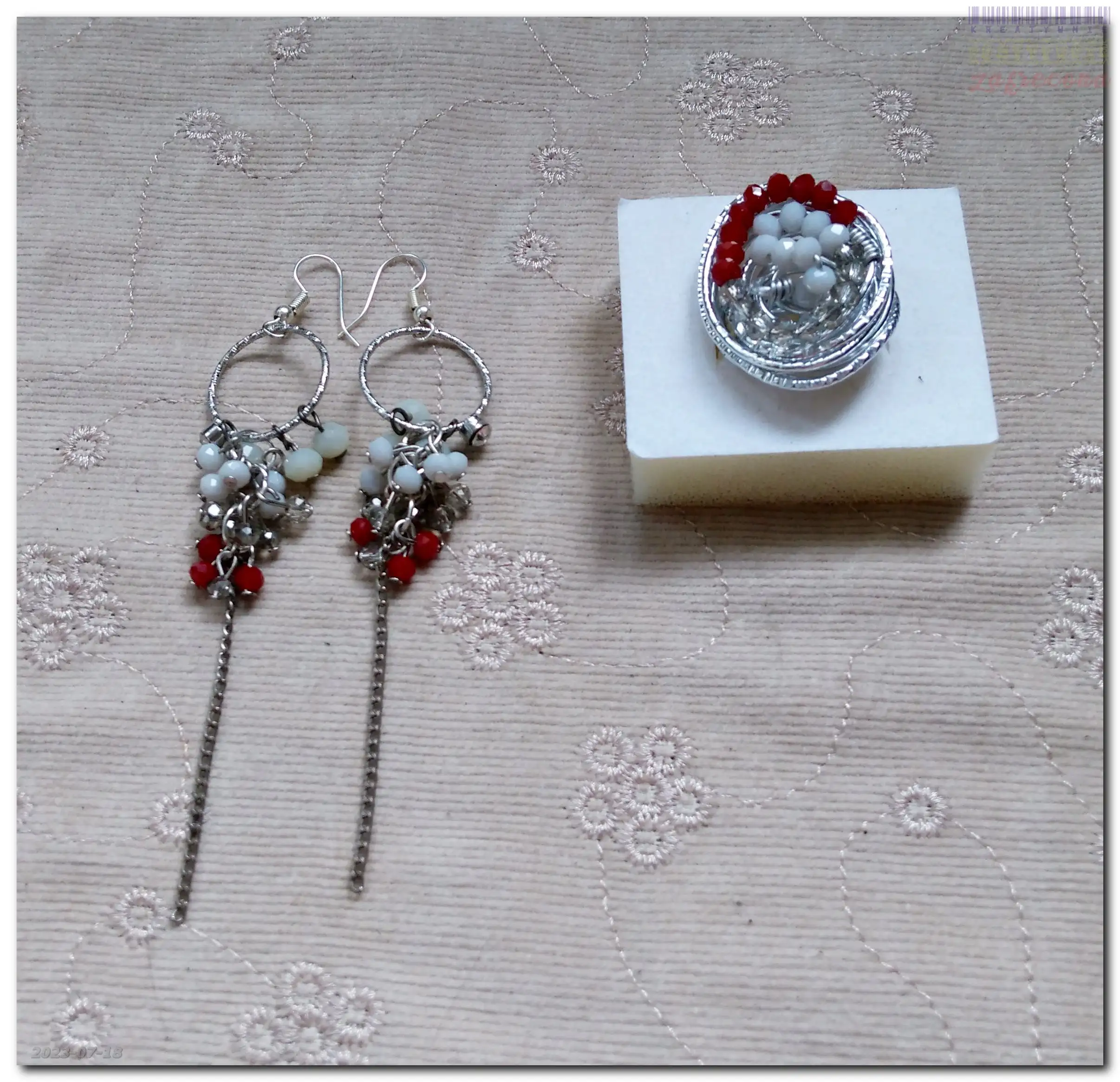 Biało-bordowe kryształki