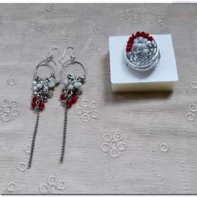 Biało-bordowe kryształki