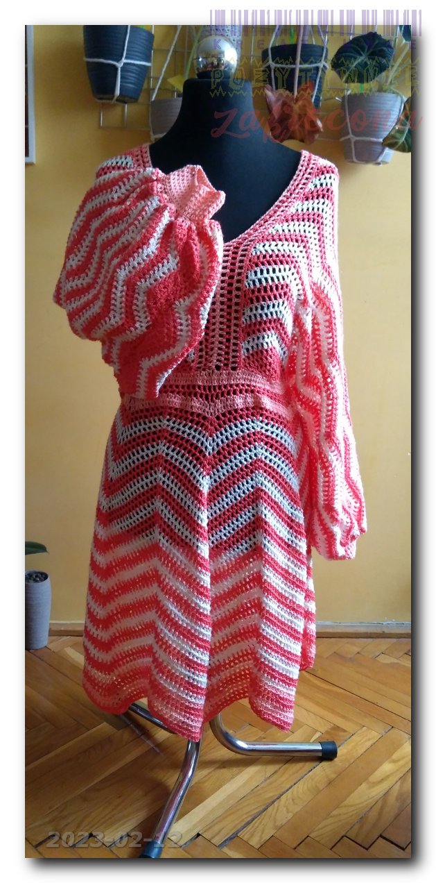 Sukienka "Chevron" w pasy