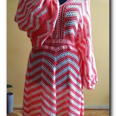 Sukienka "Chevron" w pasy