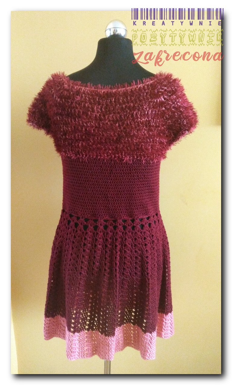 Bordowa, "puchata" sukienka