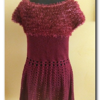 Bordowa, "puchata" sukienka