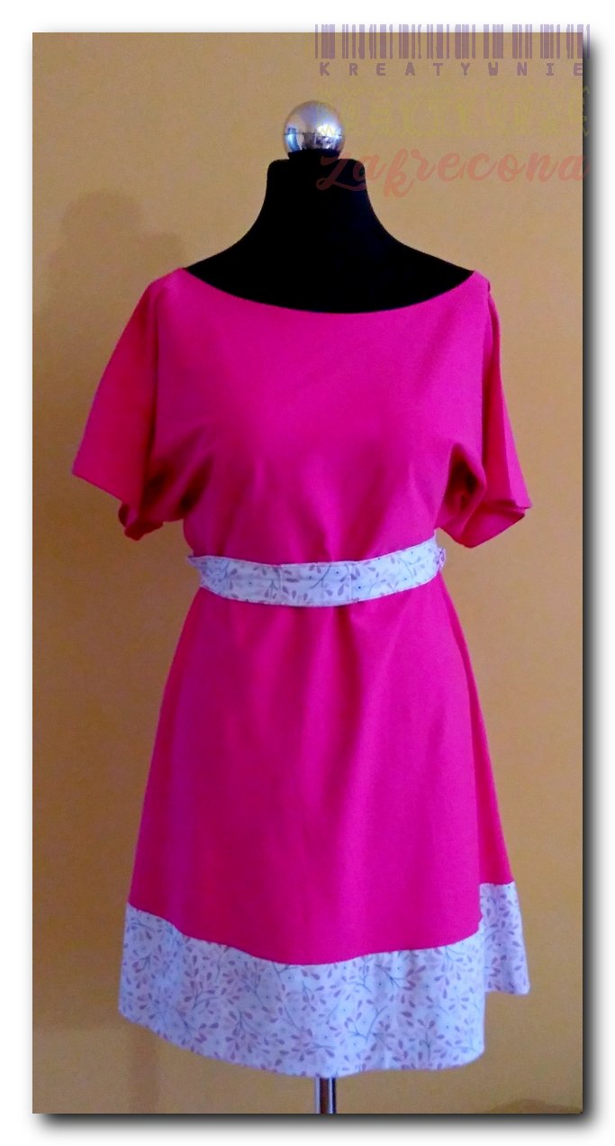 Fuksjowa sukienka z krótkim rękawkiem