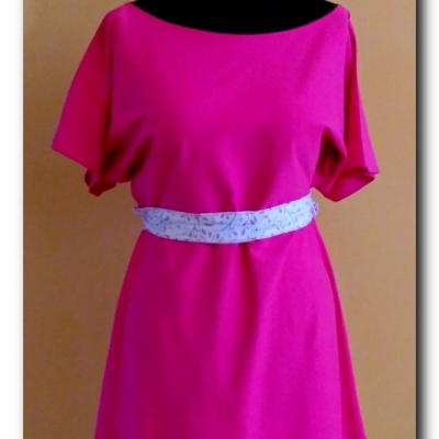 Fuksjowa sukienka z krótkim rękawkiem
