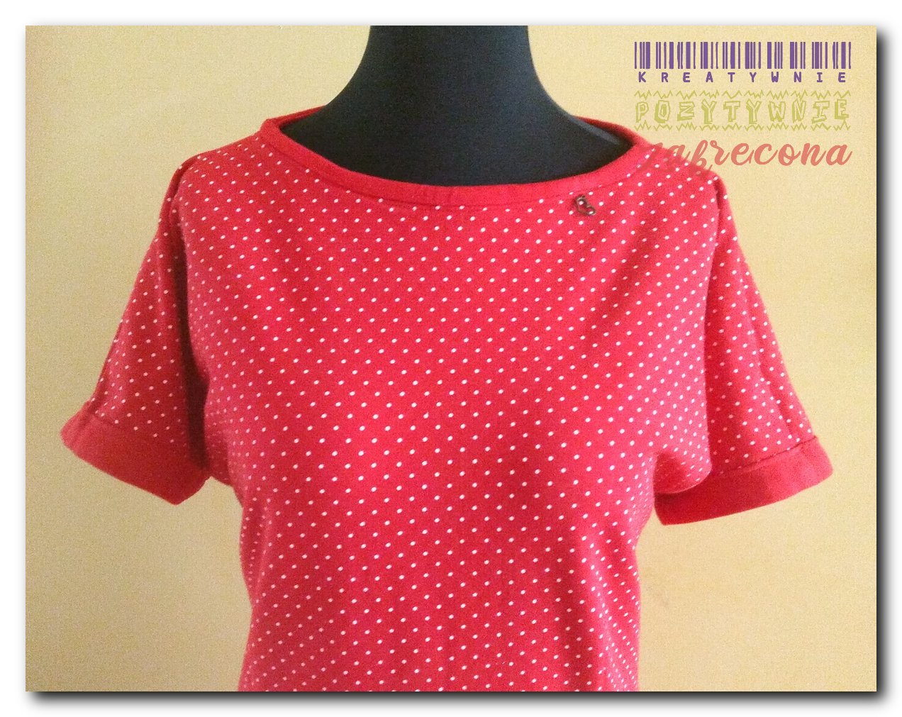 Czerwona sukienka w groszki.