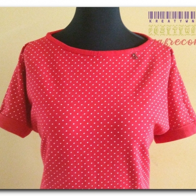 Czerwona sukienka w groszki.