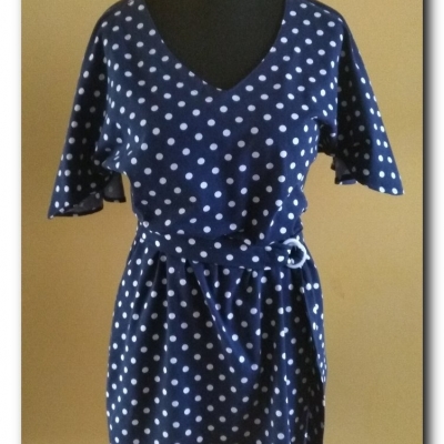 Granatowa sukienka w grochy