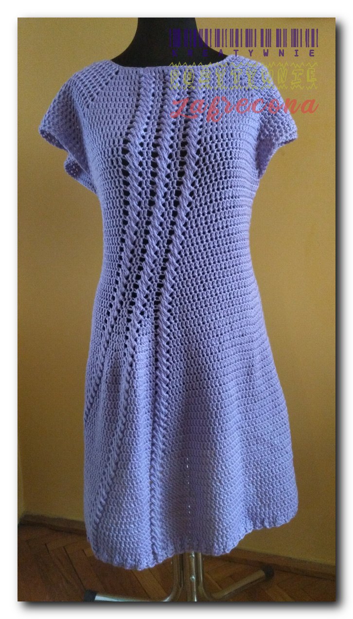 Lilowa sukienka z motywem warkoczy