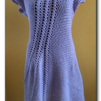 Lilowa sukienka z motywem warkoczy