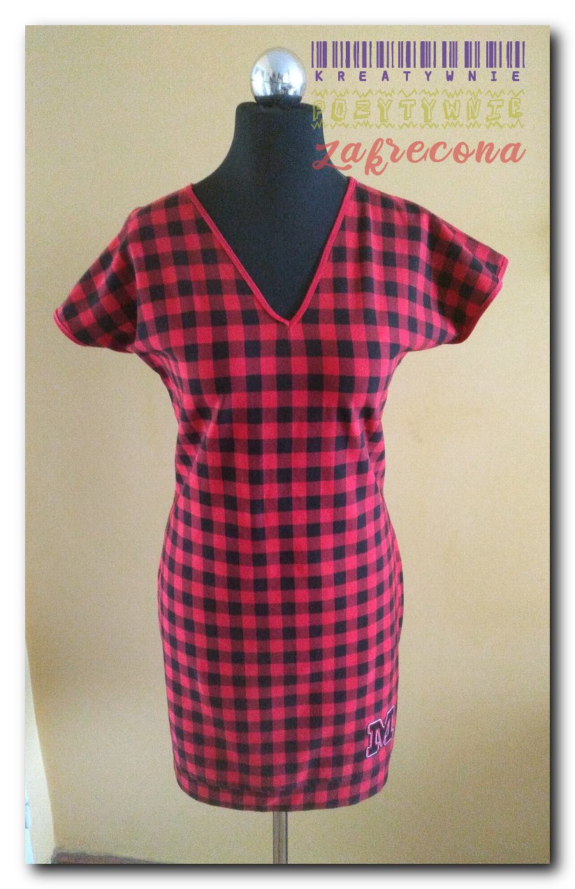 Sukienka w kratkę ze ściągaczem