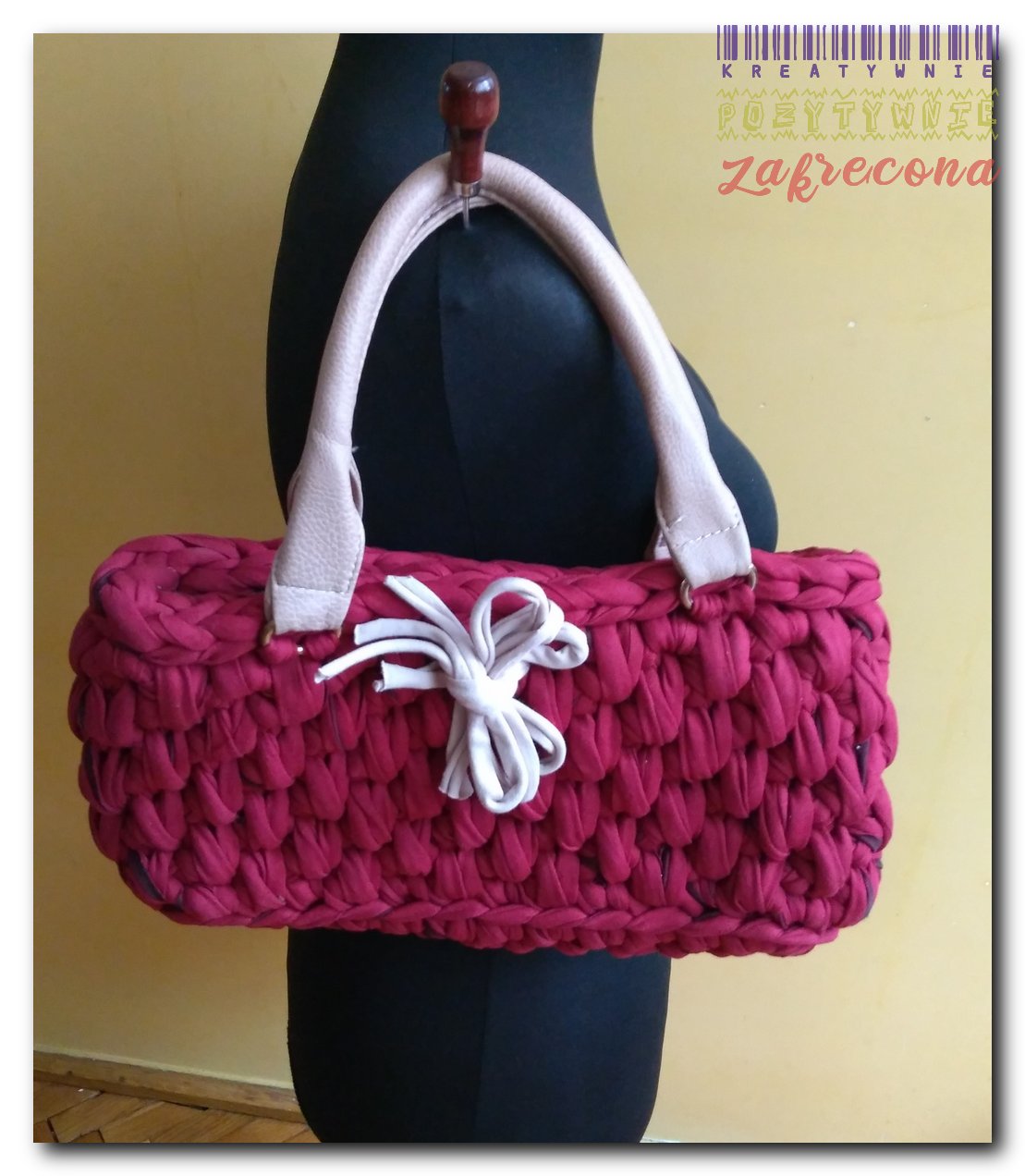 Bordowa torebka z kokardą