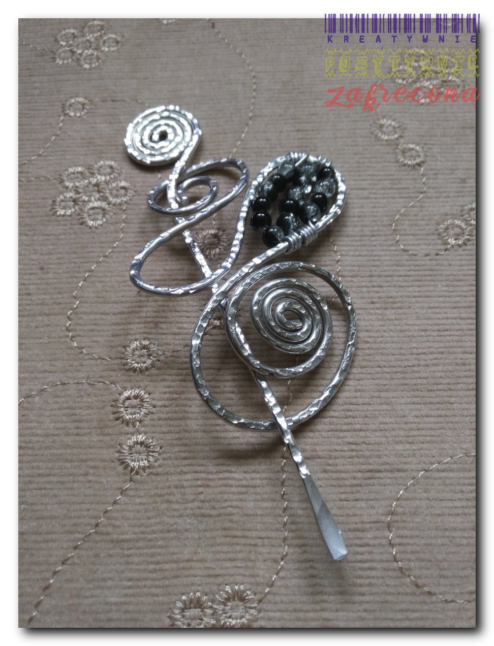 Srebrna spinka/broszka z koralikami