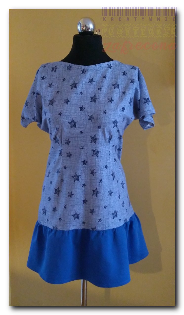 Sukienka w gwiazdki z falbanką