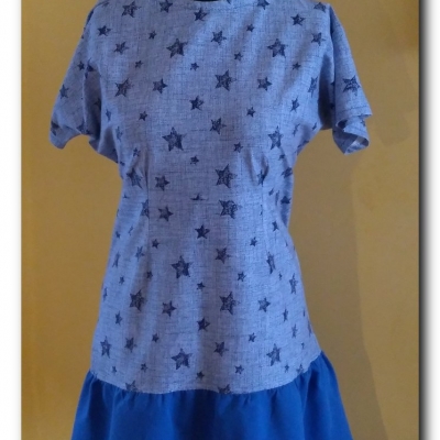 Sukienka w gwiazdki z falbanką