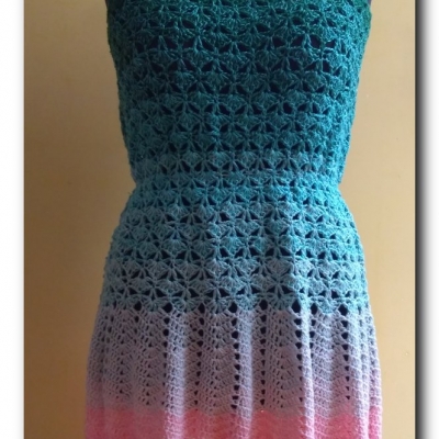 Sukienka zielono-różowa z połyskiem