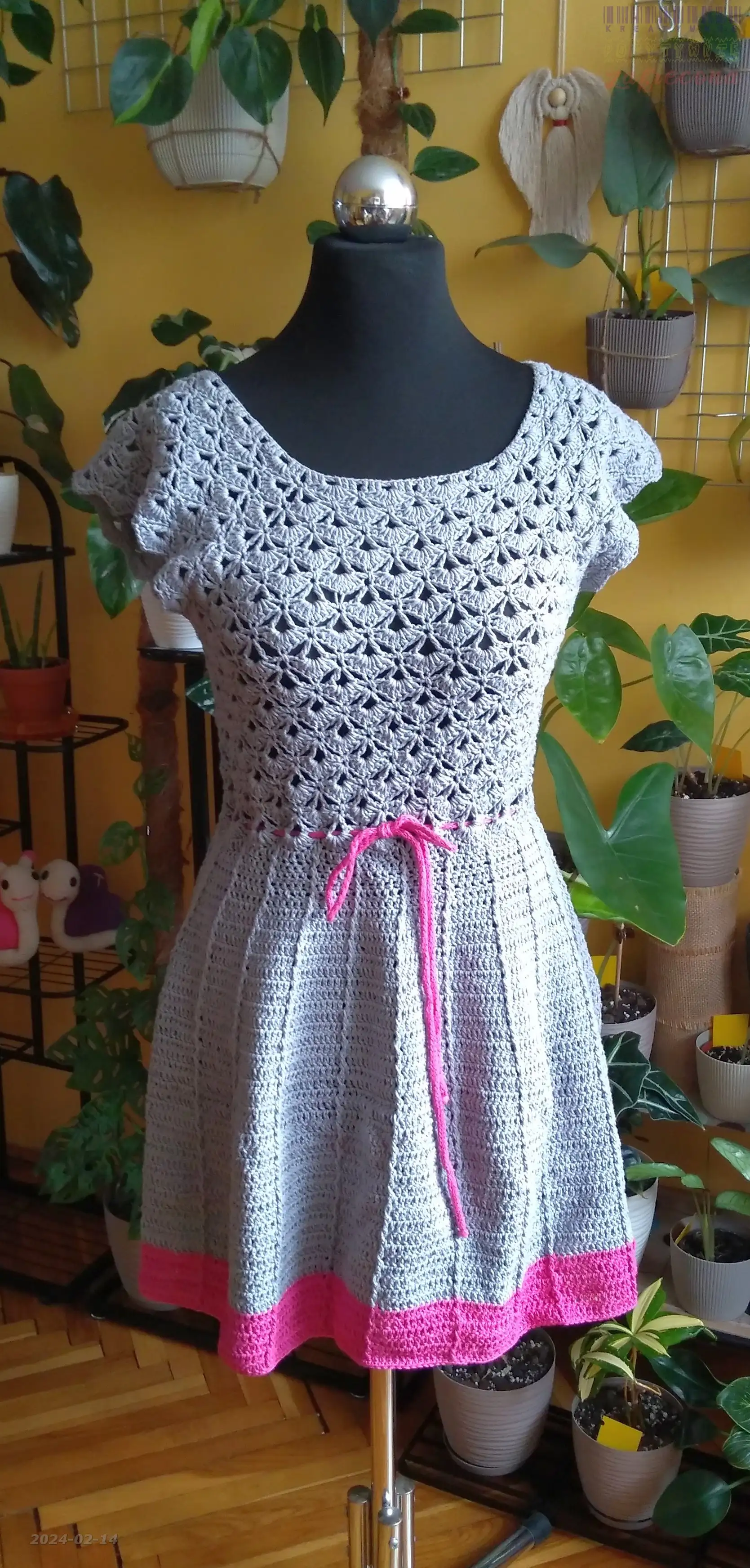 Szara sukienka z fuksjowym akcentem  - wersja poprawiona