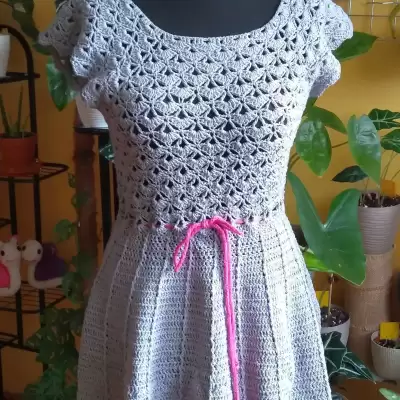 Szara sukienka z fuksjowym akcentem  - wersja poprawiona