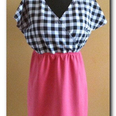 Sukienka malinowa z elementami w kratkę