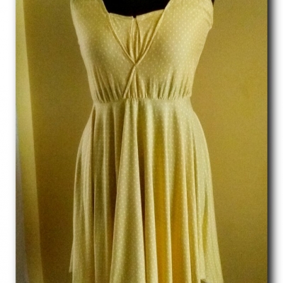 Żółta sukienka w groszki