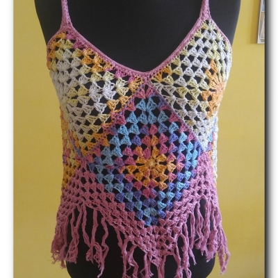 Top letni "granny square" z frędzlami