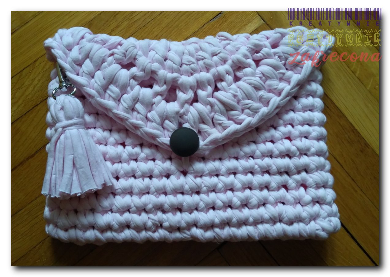 Bladoróżowa kopertówka z chwostem