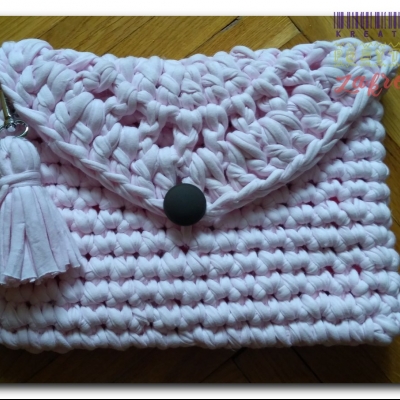 Bladoróżowa kopertówka z chwostem