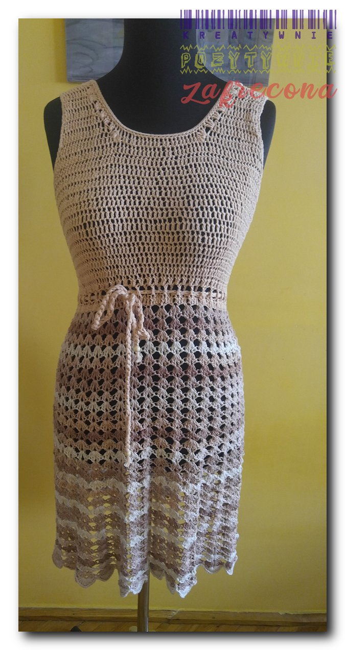 Sukienka w odcieniach beżu