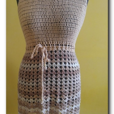 Sukienka w odcieniach beżu