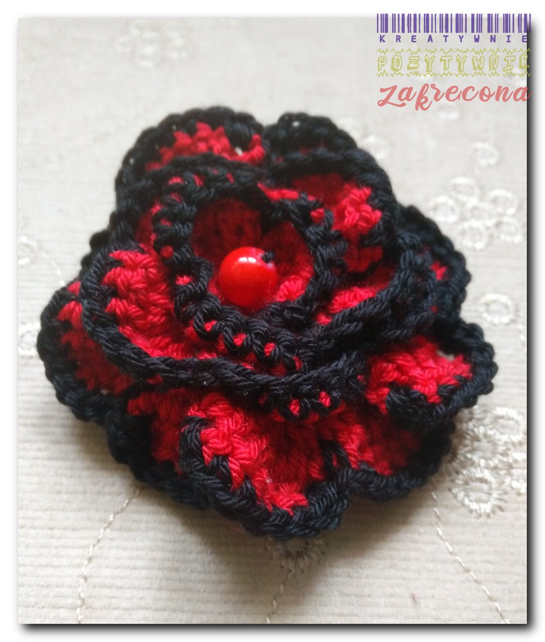 Broszka czerwono-czarna