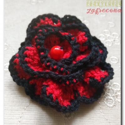 Broszka czerwono-czarna