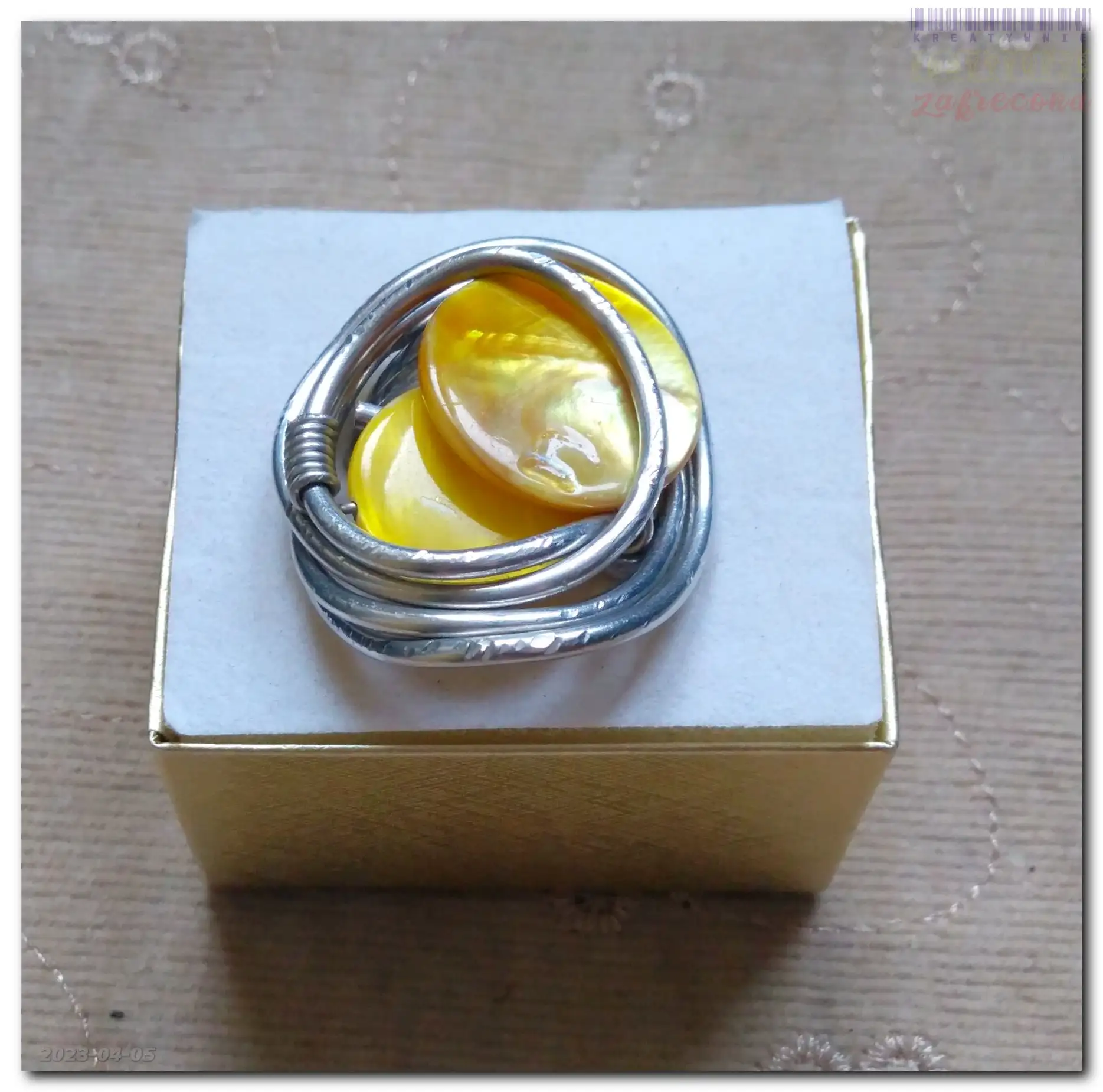 Pierścionek z masą pewrłową