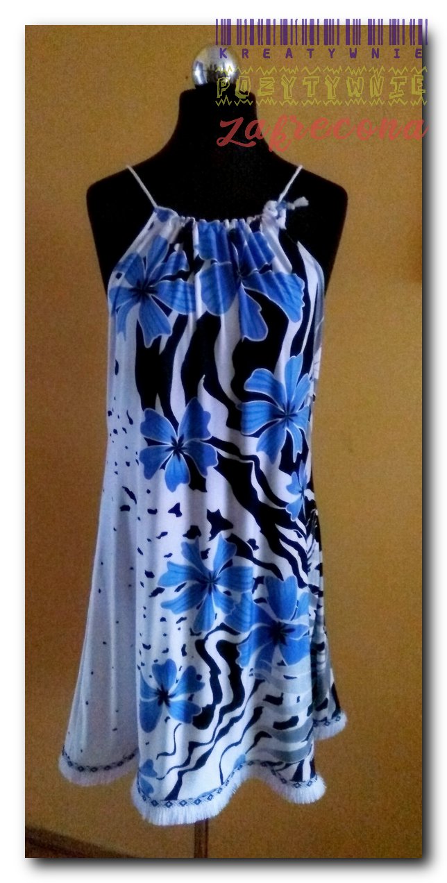 Sukienka w błękitne kwiaty