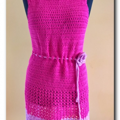 Fuksjowa sukienka na szerokich ramiączkach