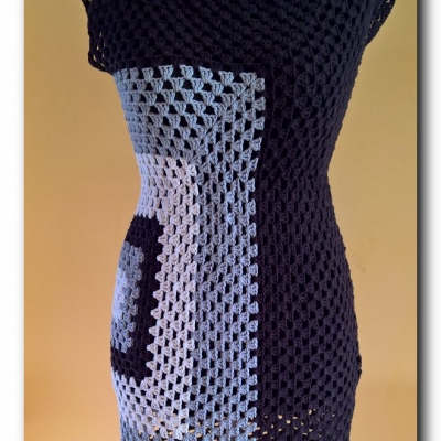 Sukienka biało-czarna 'granny stitch"