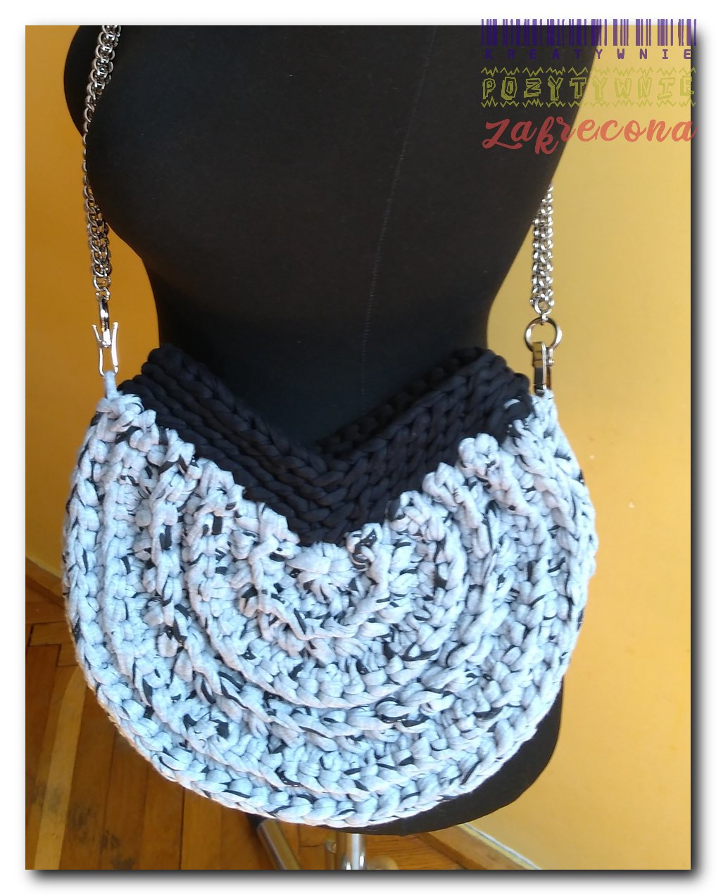 Torebka w kształcie niepełnego koła