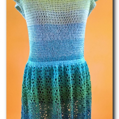 Zielono-niebieska sukienka na gumce