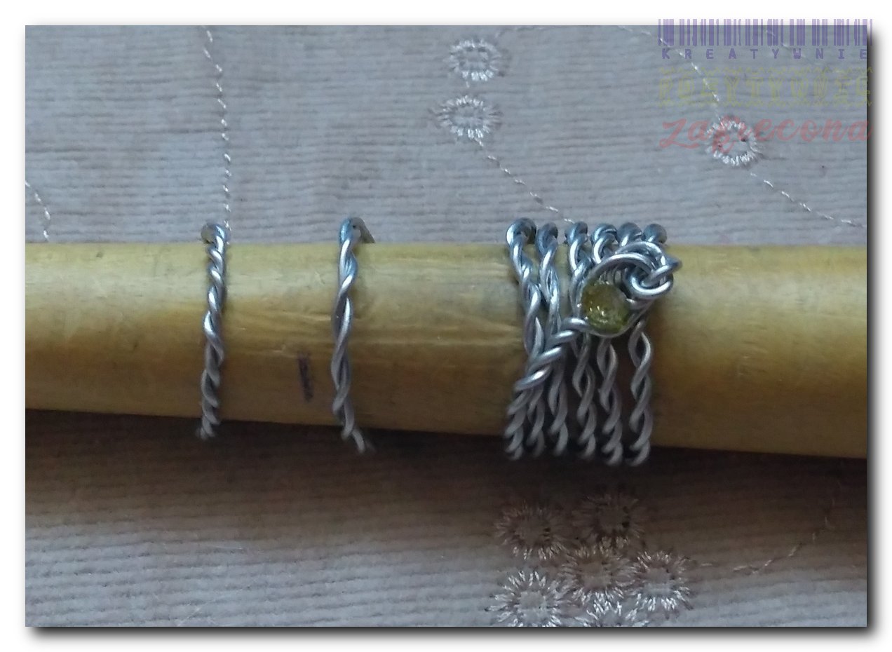 Kilka skręcanych pierścionków