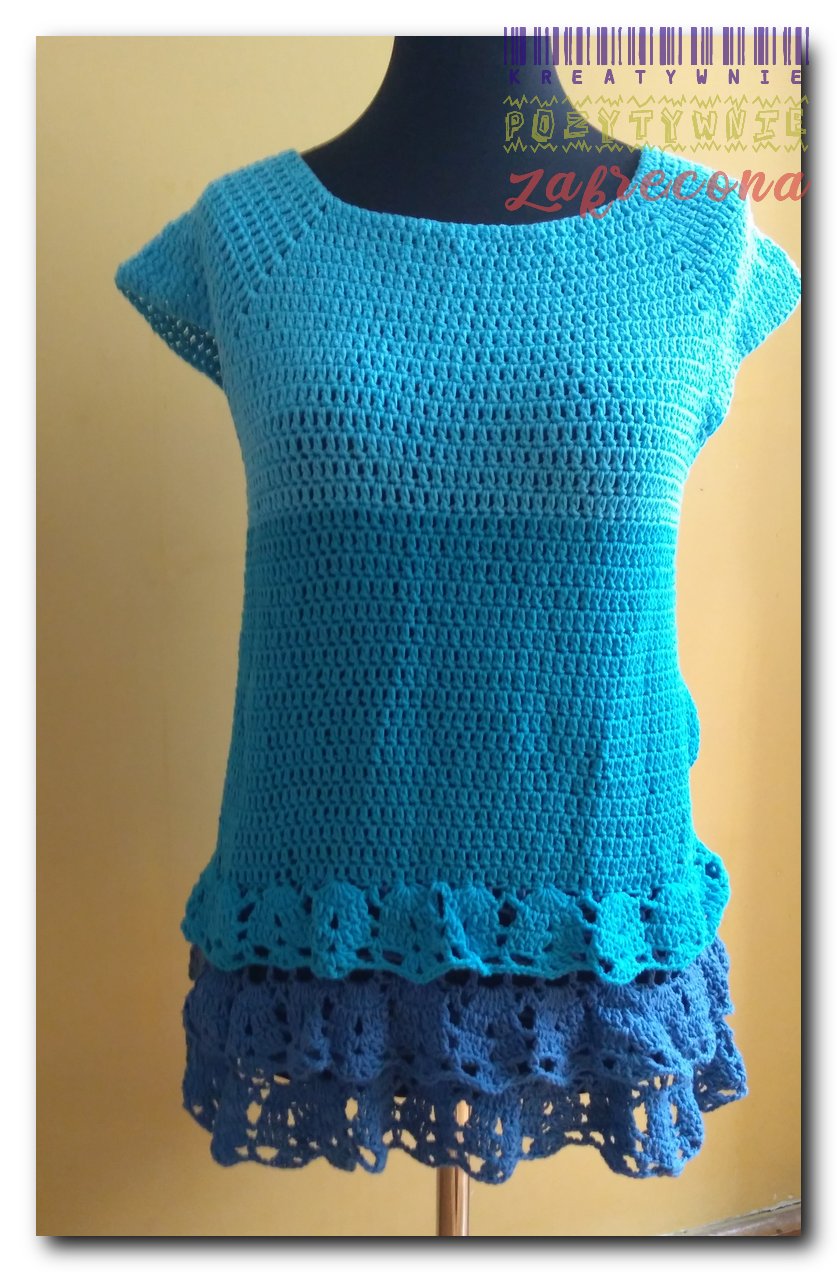 Niebieska bluzka z falbanką