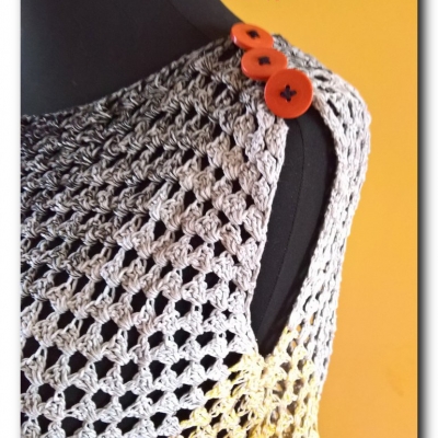 Sukienka w ukośne pasy