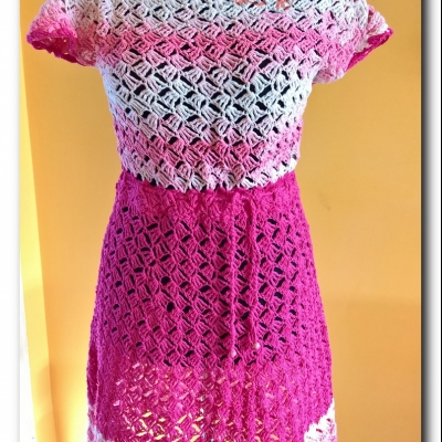 Różowa sukienka "Slanted granny stitch"