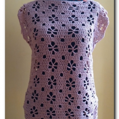 Pudrowa bluzka w kwiatki