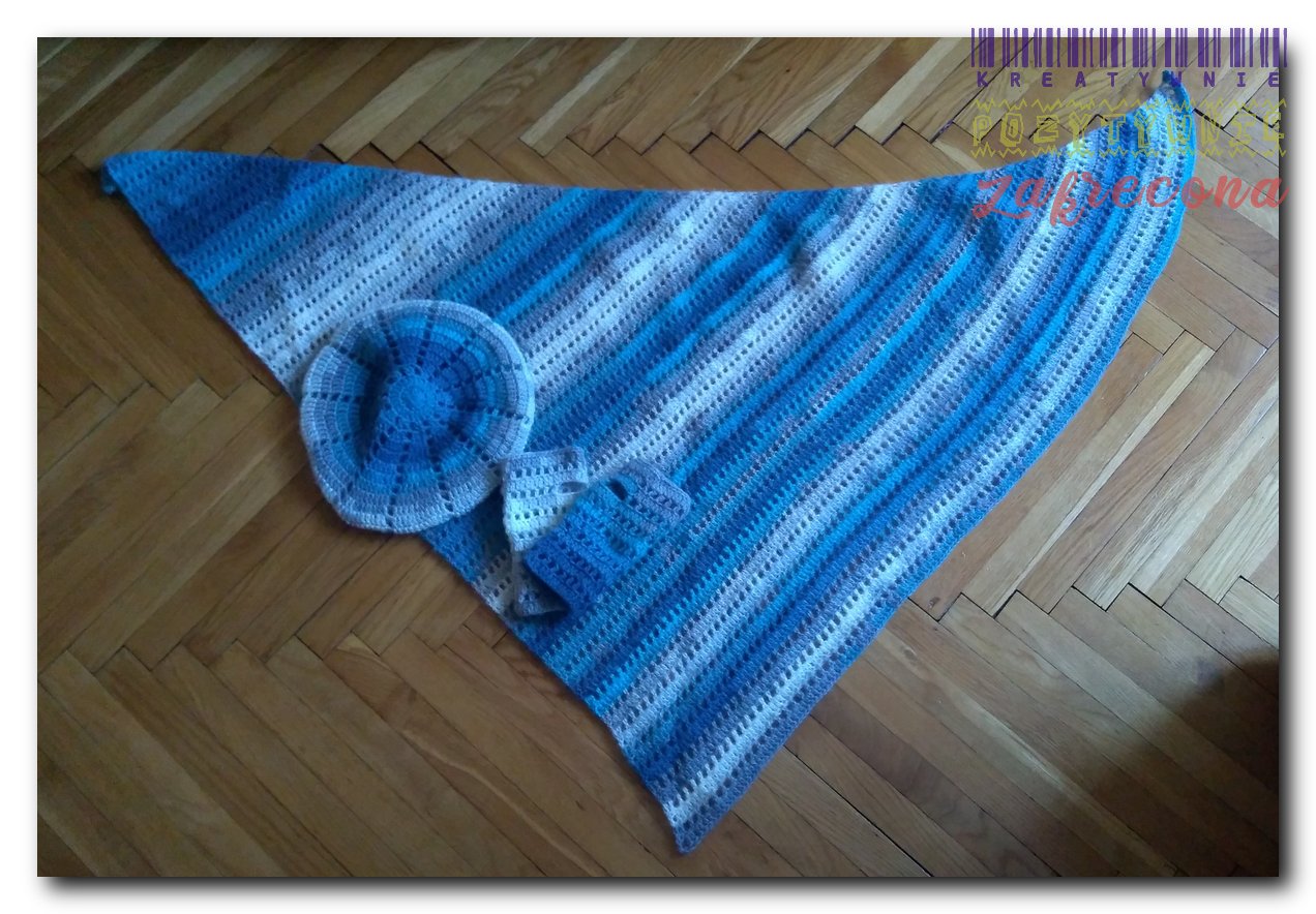 Chusta w niebieskie prążki