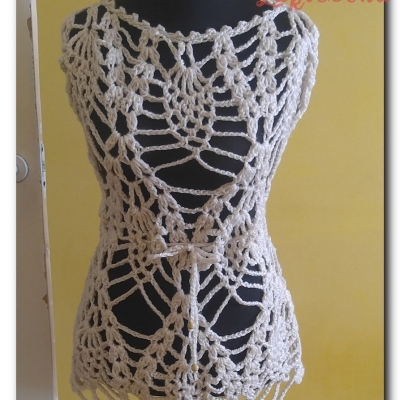 Ażurowy bezrękawnik z motywem ananasowym