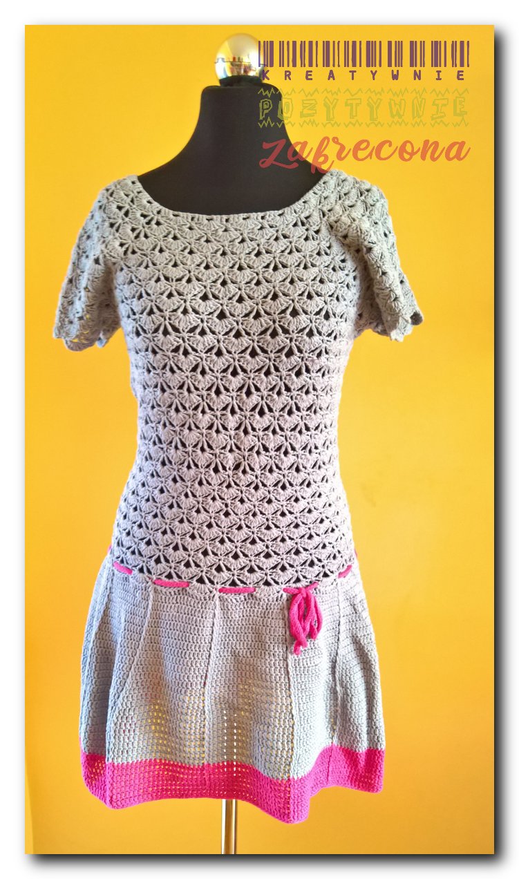 Szara sukienka z fuksjowym akcentem