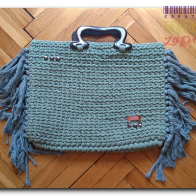 Zielona torebka z frędzlami