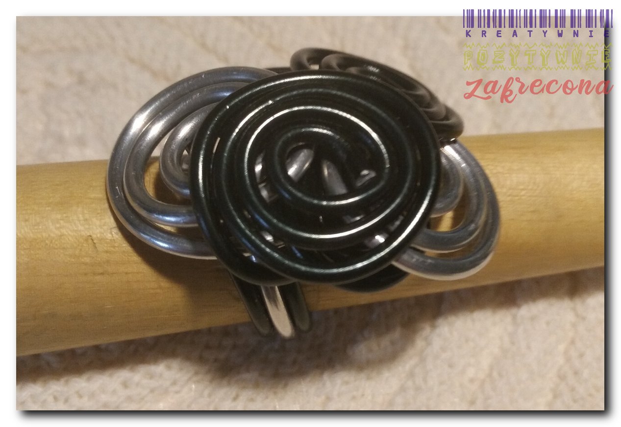 Czarno-srebrne spirale