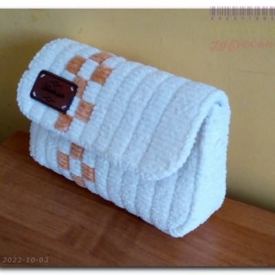 Pluszowa kopertówka  (z włóczki, ale nie na szydełku)