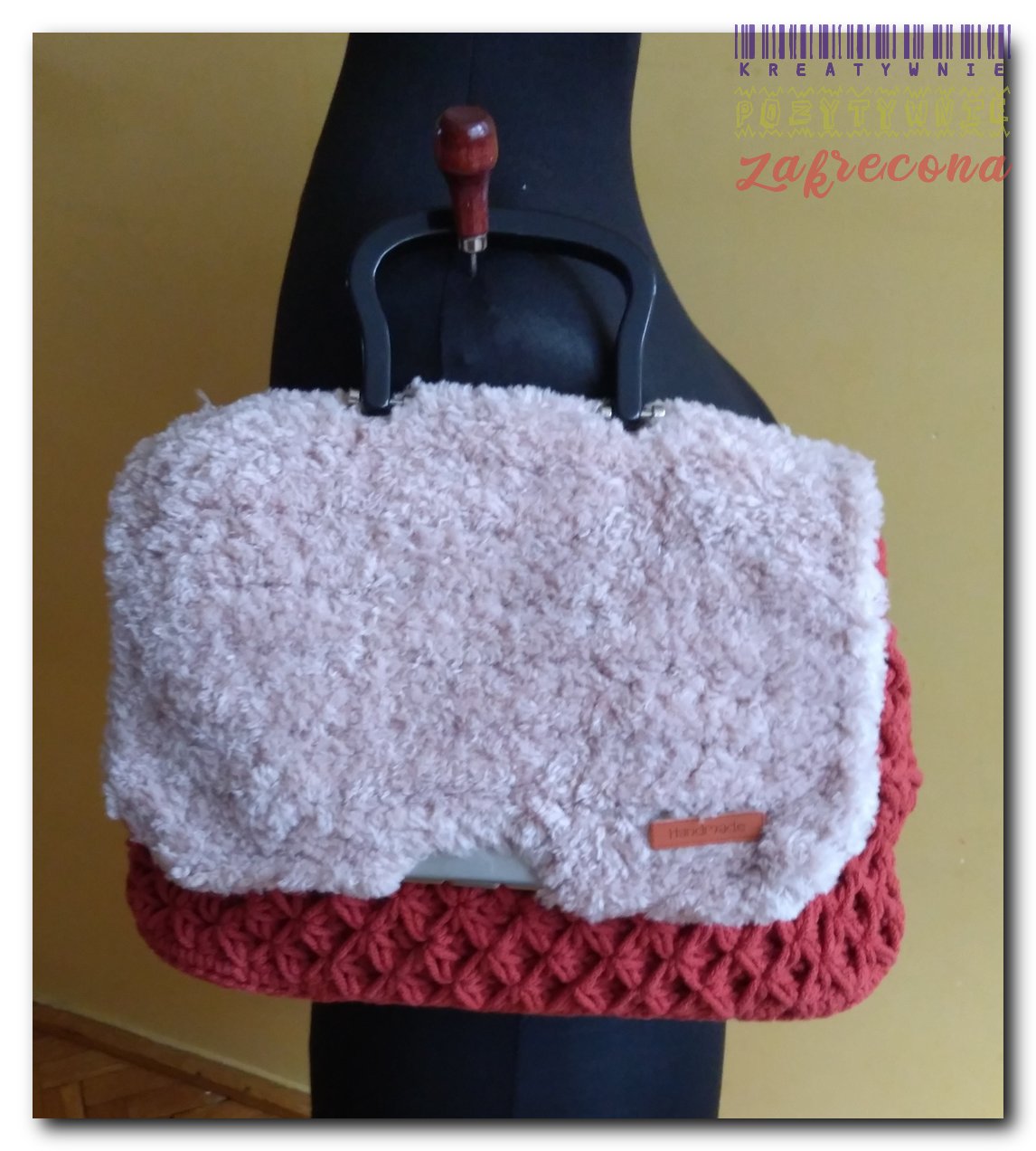 Torebka z futrzaną klapką